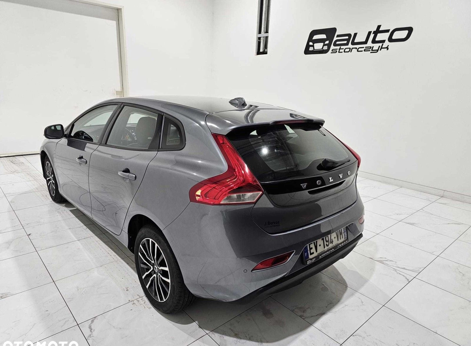 Volvo V40 cena 35700 przebieg: 143829, rok produkcji 2018 z Dobrodzień małe 154